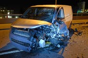 Auch der Lieferwagen weist an der Front und auf der Fahrerseite starke Schäden auf. (Bild: Luzerner Polizei (Luzern, 8. März 2018))