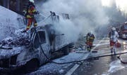 Der Lieferwagen auf der A2 brannte vollständig aus. (Bild Kantonspolizei Uri)