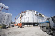 Die Arbeiten an der Fassade laufen auf Hochtouren des noch zumeist im Rohbau stehenden zweitgroessten Shoppingcenter Mall of Switzerland in Ebikon (Bild: Urs Flueeler/Keystone)