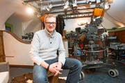 Projektleiter Elmar Herger nimmt Platz in seinem Reich, dem WM-Studio von SRF im Schweizer Haus in Schladming. (Bild: Keystone)