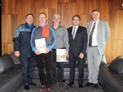 Karl Walker (Kommandant Zuger Polizei), Rolf Fahrni (Preisträger), Daniel Rütter (Preisträger), Regierungsrat Beat Villiger (Sicherheitsdirektor), Georg Auf der Maur (Juryvertreter «Retter der Strasse») (v.l.n.r.). (Bild: PD)