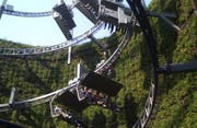Die Sesselbahn im Schweizer Pavillon schlängelt sich auf das Dach des Gebäudes. (Archivbild pd)