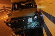 Hier prallte der Militärjeep gegen die Tunnelwand. (Bild: Luzerner Polizei)
