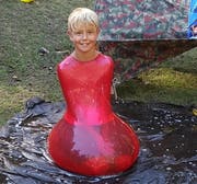Eine Skulptur? Ein roter Kegel? Nein, nur Noe von der Jungwacht Sachseln in einem grossen Wasserballon. (Bild: Benjamin Spichtig)