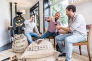 Kaffeepause bei Cafe Tacuba mit den Firmengründern Nikolaj Staub, Manolo Gonzales und Cesar Magana. (Bild: Roger Gruetter)