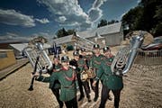 Diese sechs Musikanten der Musikgesellschaft Harmonie Sempach freuen sich auf ihren Auftritt. (Bild Pius Amrein)