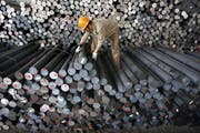 Der schwache Euro hat die Produkte Schweizer Industriefirmen verteuert. Die Zahl der Produktionsverlagerungen ins Ausland hat seit 2009 zugenommen. (Bild: Keystone)