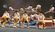 Zeigen ein Feuerwerk an Sprüngen: Der BTV Luzern zusammen mit Wettingen (links), die Gruppe Gymartists (oben) und die kantonale Gymnastikgruppe (unten) sind in Helsinki beim prestigeträchtigen Schweizer Abend dabei. (Bilder Philipp Schmidli, Peter Friedli, Manuela Jans)