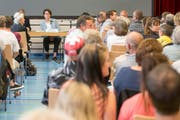 Die Urner Regierungsrätin Barbara Bär stellt sich den Fragen der Bevölkerung an einem Infoabend in Seelisberg. (Bild: Keystone / Urs Flüeler)