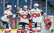 Die Schweizer Nationalspieler wollen auch in Davos jubeln, von links: Gaetan Haas, Vincent Praplan, Denis Hollenstein. (Bild: Vedi Galijas/Freshfocus (Helsinki, 10. November 2017))