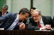 Andreas (André) Wicki und Adolf (Dolfi) Müller tauschen sich aus: Die beiden Stadträte glauben, daran, dass der Pöstler sie auch in Zukunft findet (Bild: Stefan Kaiser / Neue ZZ)