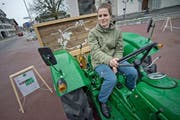 Monika Steiger reist mit einem Traktor durch Bern und Teile von Luzen um "alte Wörter" zu sammeln. Auf dem Bild zu sehen ist Steiger mit ihrem Gefährt auf dem Kirchplatz in Escholzmatt. (Bild: Pius Amrein / Neue LZ)
