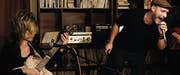 Er fühlt sich beim Singen «zeitlos»: der Berner Jazzsänger Andreas Schaerer (rechts), hier zusammen mit dem japanischen Liedermacher Katan Hiviya. (Bild: Xenix)