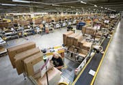 Ein Amazon-Versandhaus in Deutschland. (Bild: Swen Pförtner/Keystone (Bad Hersfeld, 7. Dezember 2017))