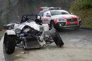 Dieser Roadster hat nach dem Unfall nur noch Schrottwert. (Bild: Kapo Obwalden)