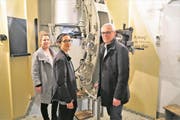 Die Ausstellungsmacherinnen Angela und Julia Müller mit Museumsleiter Stefan Zollinger (von links) an einer Festungskanone. (Bild: Romano Cuonz (Fürigen, 22. März 2018))