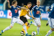 Alexander Gerndt, Mitte, von YB setzt sich im Spiel gegen die Luzerner Michael Frey, links, und Markus Neumayr durch. (Bild: Keystone)