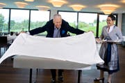 Heimo Franz und Sandra Anliker an ihrem bisherigen Wirkungsort, dem Golfrestaurant in Küssnacht. (Bild Maria Schmid)