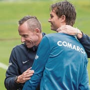 Trainer Roli Widmer (links) ist nach dem ersten Sieg erleichtert. (Bild: Christian H. Hildebrand (Zug, 9. September 2017))