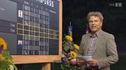 Schiedsrichter Dani Müller verkündet das Resultat: Cham 73 Punkte, Oberägeri 66 Punkte. (Bild: SRF)