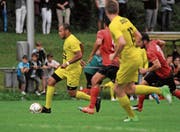 Schneller als die Perler unterwegs: der Altdorfer Offensivspieler Calderon Mavembo (am Ball). (Bild: Urs Hanhart (Altdorf, 15. August 2017))