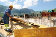 Modesto Labandeira arbeitet am neuen Kurhaus auf der Melchsee Frutt. (Bild Corinne Glanzmann/Neue OZ)