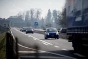Die Autostrasse A8, hier bei der Einfahrt Alpnach. (Bild: Corinne Glanzmann)
