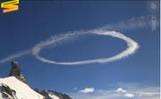 Der Wolkenkreis ist um 11.50 Uhr auf der Webcam beim Jungfraujoch aufgetaucht. (Bild: Screenshot Webcam)