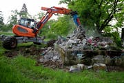 Ein Bagger beginnt am Freitag mit den Abbrucharbeiten. (Bild: Corinne Glanzmann / Neue LZ)