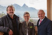 Architekt Gion A. Caminada, Professor an der ETH Zürich, Tierpark-Direktorin Anna Baumann und Peter Hilfiker, Geschäftsführer der Schwyzer Kantonalbank, auf dem Aussichtsturm. (Bild: PD)
