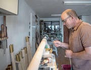 Thomas Eichenberger stellt in seiner Werkstatt pro Jahr rund 30 Alphörner her. (Bild: Pius Amrein (St. Erhard, 28. Juli 2017))
