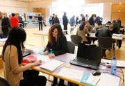 An der ersten Zuger Jobmesse lässt sich Marisa Canadilla (rechts) von Lucia Villani beraten. (Bild: Stefan Kaiser)