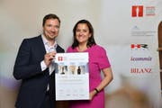 Platz 2 in der Kategorie 250-999 Mitarbeiter: JTI. Auf dem Bild: Christian Meier-Staude (Human Resources Director) und Natasja Sommer-Feldbruge (Corporate Affairs) (Bild: PD)