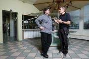 Geschäftsführer Andreas Ineichen (links) und Spitzenkoch Daniel Bumann. (Bild: Stefan Kaiser/Neue ZZ)
