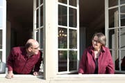 Gute Aussichten: Erwin und Andrea Buchmann in ihrer zum Showroom umgebauten alten Schreinerei. (Bild Boris Bürgisser)