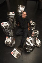 Paul Conrad von Pizza Pronto mit seinen Pizza-Schachteln. (Bild: Roger Grütter)