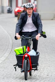Hat das Velo mit Kofferraum schon mal getestet: Stadtrat Urs Raschle. (Bild PD)