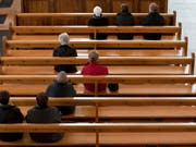 Gelockerte Reihen: Die Zahl der Kirchenaustritte ist in vielen Kantonen gestiegen. Betroffen sind die Reformierte und auch die Römisch-Katholische Landeskirche. (Symbolbild) (Bild: Keystone/ALESSANDRO DELLA BELLA)