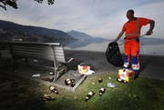 Samstagmorgen am Zugersee: Ein Werkhof-Mitarbeiter räumt den Abfall weg. (Bild: Archiv Christof Borner-Keller / Neue ZZ)