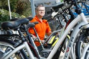 Profitiert auch von der E-Bike-Aktion: Anton Rüegg vom gleichnamigen Steinhauser Fachgeschäft. (Bild Stefan Kaiser)
