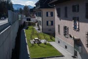 Blick auf die im Quartier Innerschachen erstellte Lärmschutzwand. Links im Bild ist die Kantonsstrasse zu sehen. (Bild: Boris Bürgisser (Ebikon, 14. März 2018))
