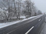 Im Gebiet Burgmatt zwischen Entlebuch und Werthenstein kam das Fahrzeug von der schneebedeckten Strasse ab, überschlug sich und geriet in die Kleine Emme. (Bild: PD)