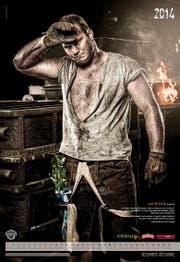 Statt im Sägemehl in einer Fabrik: Der Obwaldner Schwinger Benji von Ah präsentiert sich im Schwingerkalender 2014 von einer anderen Seite.