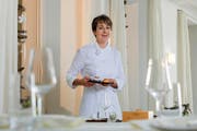 Bernadette Lisibach in ihrem Restaurant in Lömmenschwil SG: Als Amuse-Bouche serviert die Top-Köchin gerne Lozärner Chügelipastetli aus ihrem Heimatkanton. (Bild Dominik Wunderli)