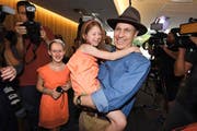 Die Freude über die Heimkehr ist riesig: Peter Greste mit seiner Nichte Sophie auf den Armen gestern nach der Pressekonferenz in Brisbane. (Bild: EPA/Dan Peled)