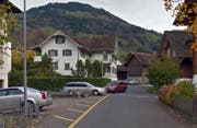 Der Lieferwagenfahrer fuhr auf der Bächlirainstrasse (links) davon. (Bild: Google Street View)