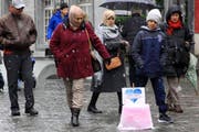 Passanten finden sich zufällig auf dem «Schmelzparcours». (Bild: pd)