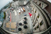Blick von oben auf den Schwanenplatz: Etwa in der Mitte, bei den grossen Reisebussen, soll der Ein- und Ausgang zur unterirdischen Metrostation realisiert werden. (Bild: Roger Grütter / Neue LZ)