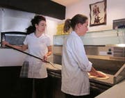 Zwei Mitarbeiterinnen des Da Fusco Ristorante Italiano in Willisau, das einen Förderbeitrag über 40'000 Franken erhält. (Bild: pd)