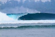 «Blue Road» zeigt die Surferszene von einer neuen Perspektive. Hier abgebildet: Alena Ehrenbold. (Bild: PD)